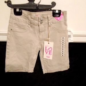 🌻🌻 Girls khaki shorts.